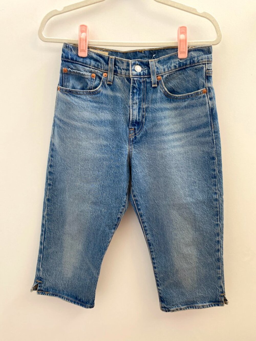 Levis Medium Wash Capri Jeans Size 27